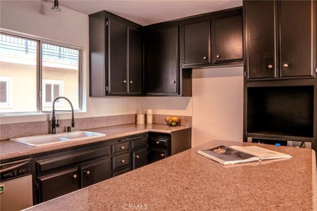 14144 Burbank Boulevard 2, Sherman Oaks, CA 91401