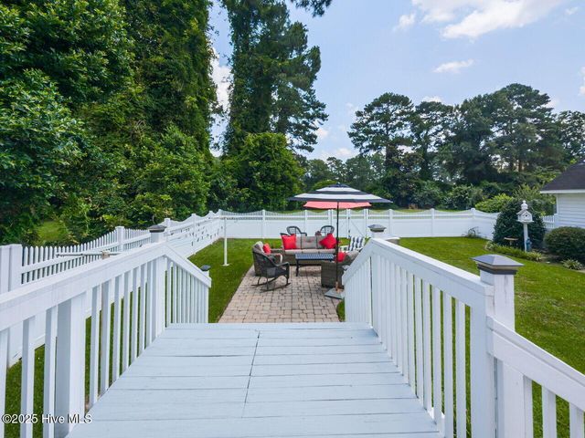 612 College Street, Clinton, NC 28328
