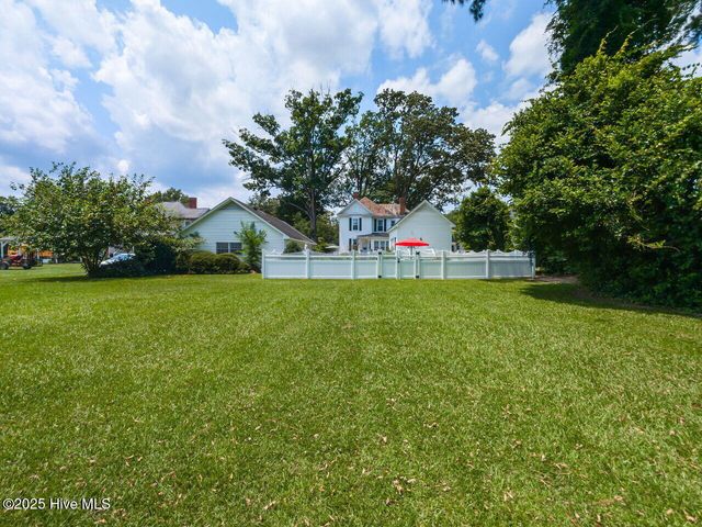 612 College Street, Clinton, NC 28328