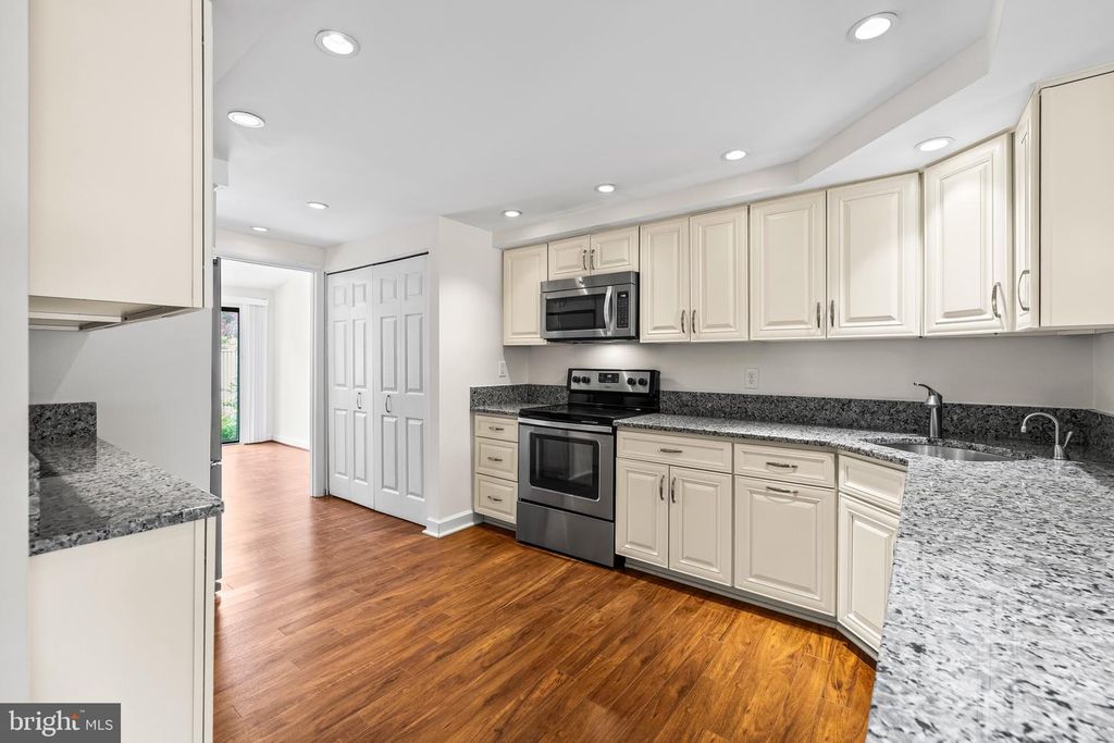 Image 11 of property listing at 11 TANNER CT #G, Baltimore, MD 21208