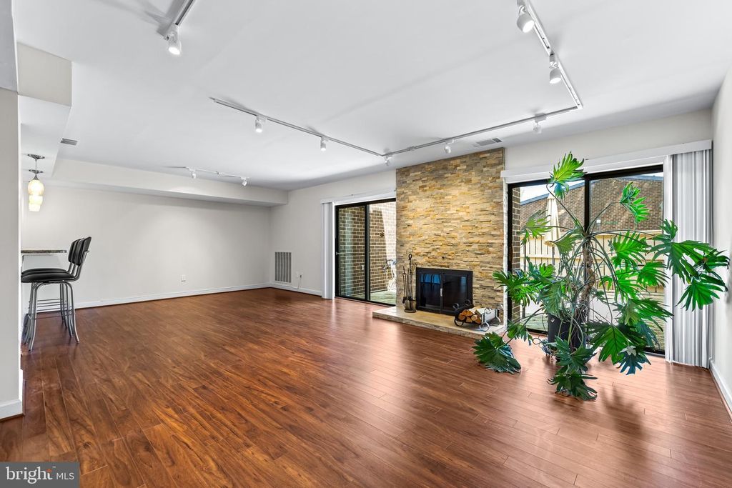 Image 6 of property listing at 11 TANNER CT #G, Baltimore, MD 21208