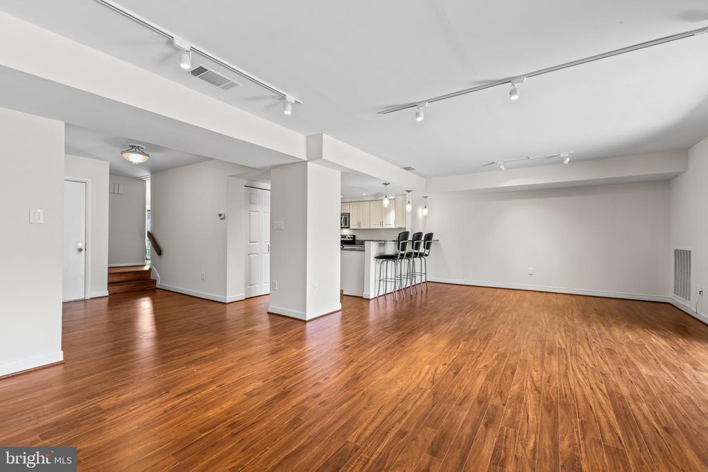 Image 7 of property listing at 11 TANNER CT #G, Baltimore, MD 21208