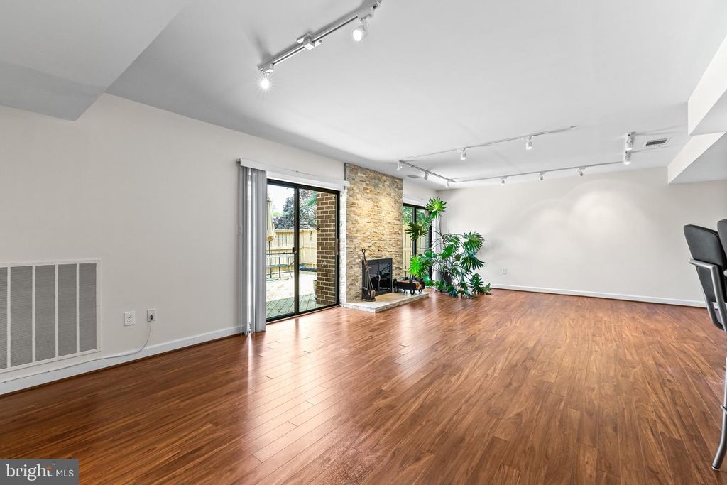 Image 9 of property listing at 11 TANNER CT #G, Baltimore, MD 21208