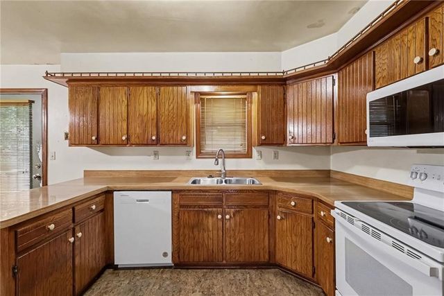 605 SE Westwind Drive, Lee's Summit, MO 64063