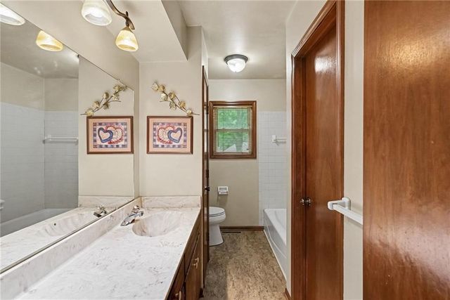 605 SE Westwind Drive, Lee's Summit, MO 64063