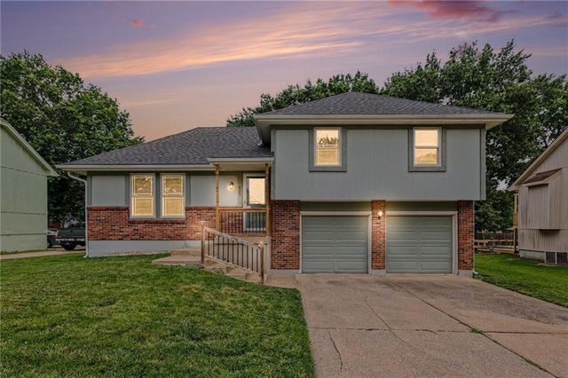 605 SE Westwind Drive, Lee's Summit, MO 64063