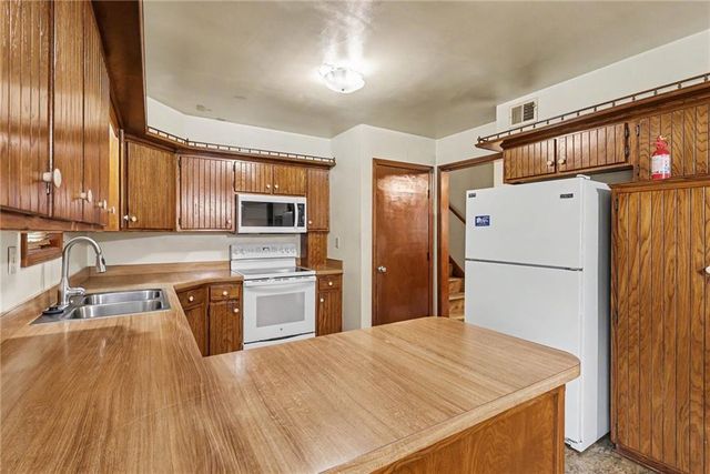 605 SE Westwind Drive, Lee's Summit, MO 64063