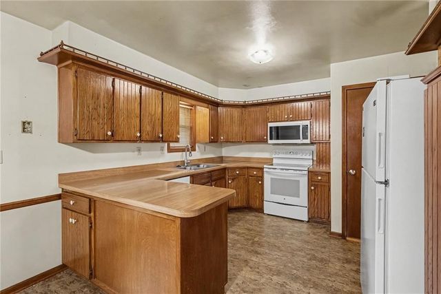605 SE Westwind Drive, Lee's Summit, MO 64063