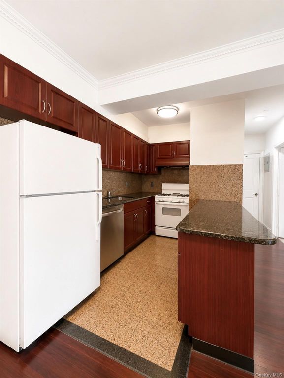 4105 College Point Boulevard 2D, Flushing, NY 11355 — photo 4