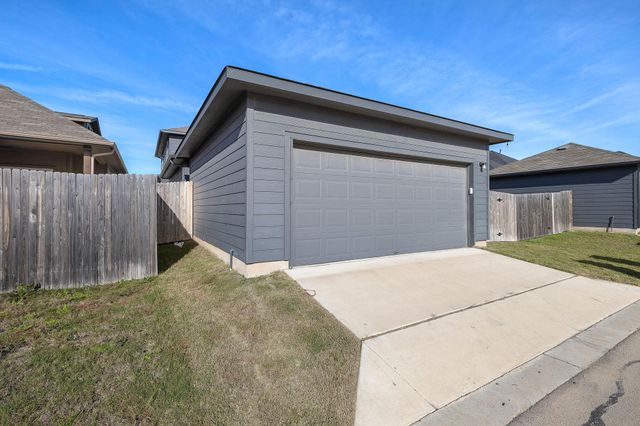 102 Tokalaun DR, Hutto, TX 78634