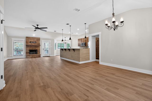 4 Redwood CIR, Wimberley, TX 78676