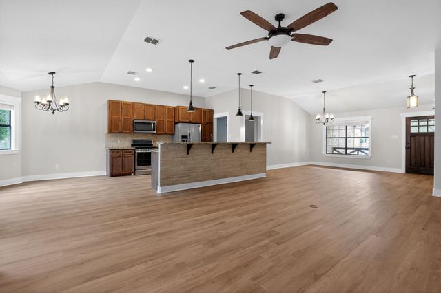 4 Redwood CIR, Wimberley, TX 78676