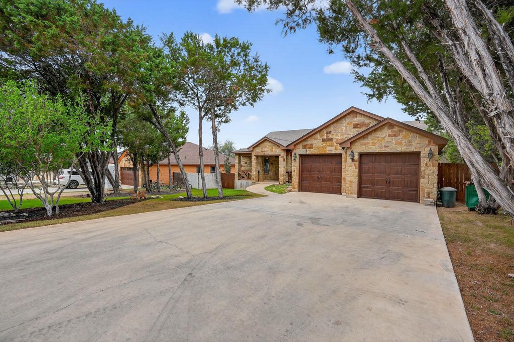 4 Redwood CIR, Wimberley, TX 78676