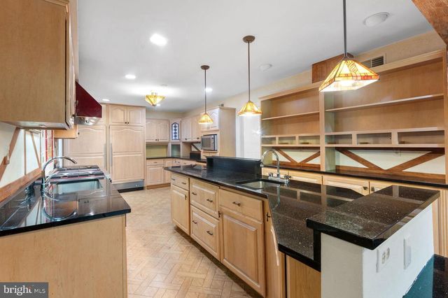 1560 FOREST VILLA LN, Mclean, VA 22101