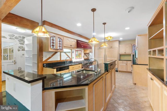 1560 FOREST VILLA LN, Mclean, VA 22101