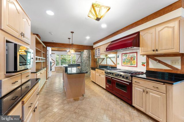 1560 FOREST VILLA LN, Mclean, VA 22101