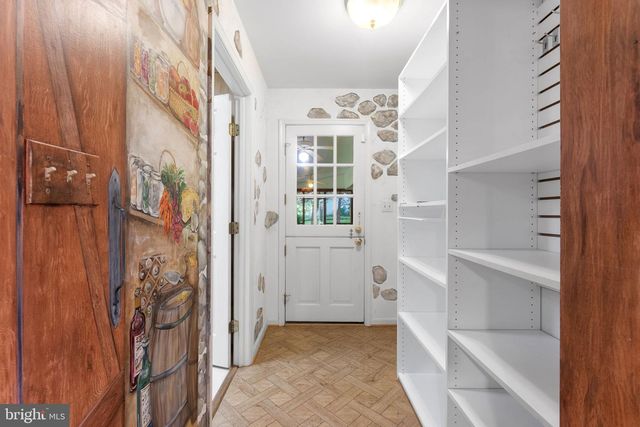 1560 FOREST VILLA LN, Mclean, VA 22101