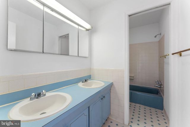 1560 FOREST VILLA LN, Mclean, VA 22101