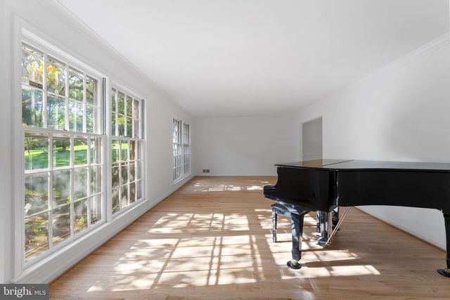 1560 FOREST VILLA LN, Mclean, VA 22101