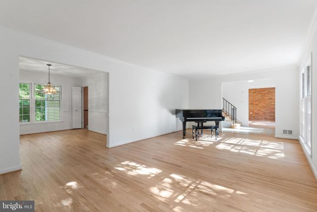 1560 FOREST VILLA LN, Mclean, VA 22101