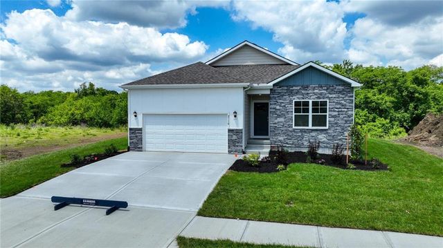 208 Lake Meadows Drive, Smithville, MO 64089
