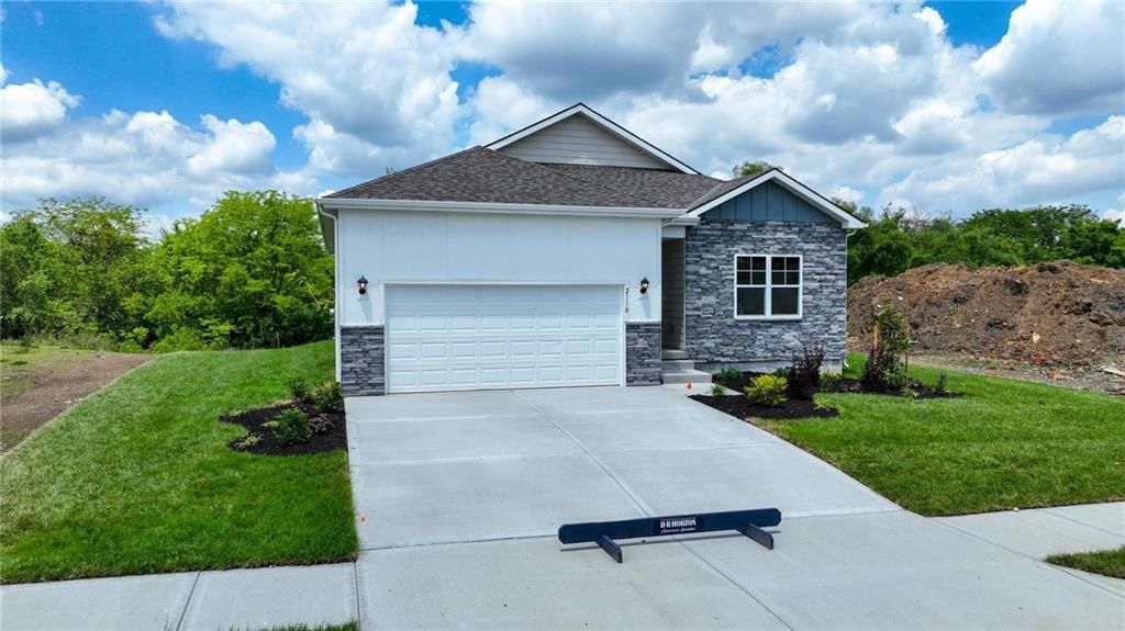 208 Lake Meadows Drive, Smithville, MO 64089