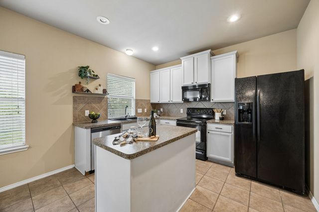 916 Starling Lane, Aubrey, TX 76227