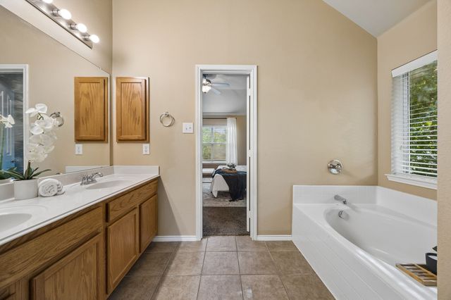 916 Starling Lane, Aubrey, TX 76227