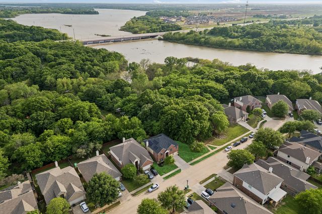 916 Starling Lane, Aubrey, TX 76227