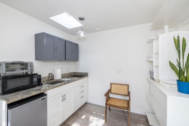 1111 Alma Street, Palo Alto, CA 94301