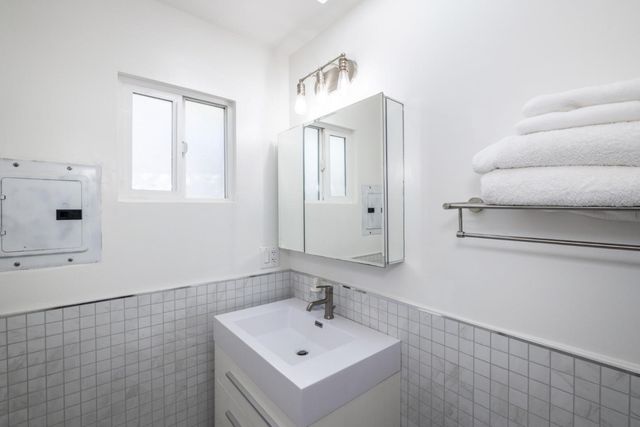 1111 Alma Street, Palo Alto, CA 94301