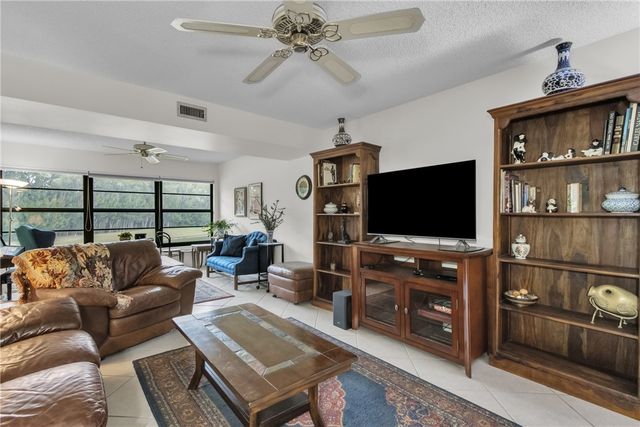 14 Plantation Drive 201, Vero Beach, FL 32966