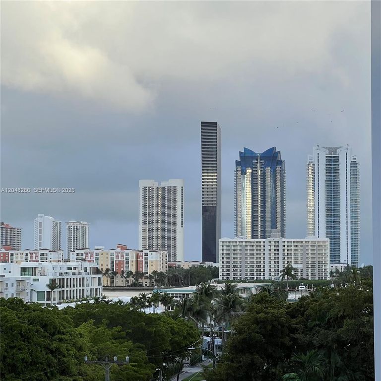 3660 NE 166th St 607, North Miami Beach, FL 33160