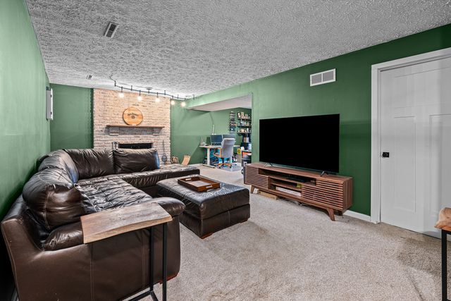 2603 E 35th Street Court, Davenport, IA 52807