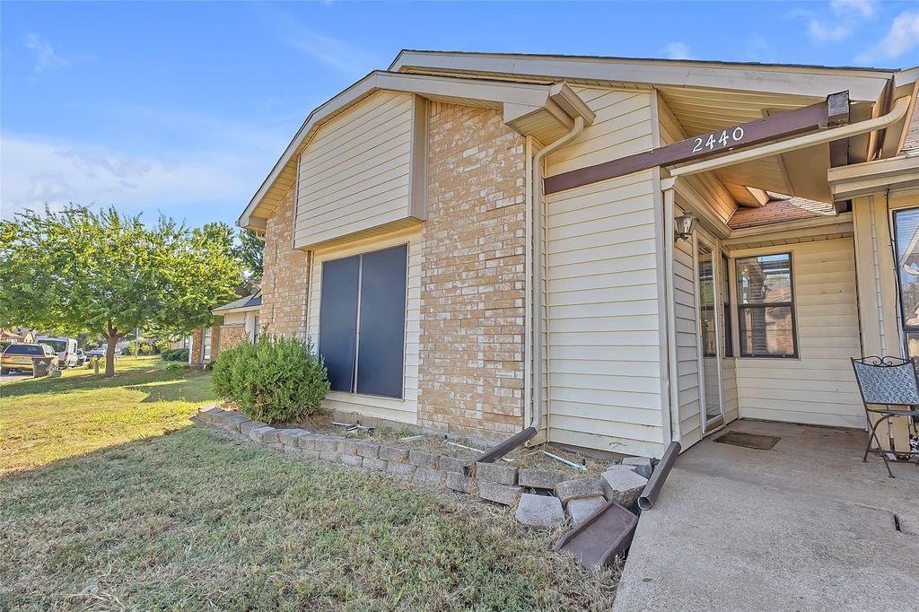 2440 Sunflower Drive, Arlington, TX 76014