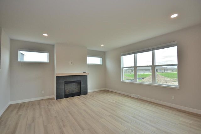637 Standing Stone DRIVE, Waukesha, WI 53189