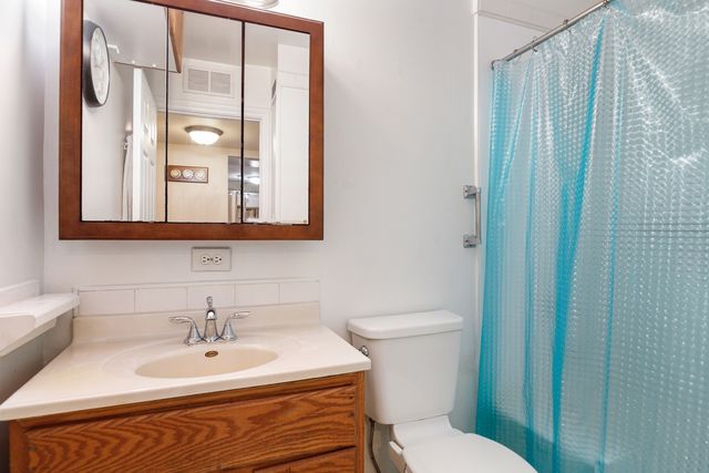 5 Kingery Quarter 5-104, Willowbrook, IL 60527