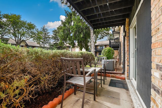 5 Kingery Quarter 5-104, Willowbrook, IL 60527