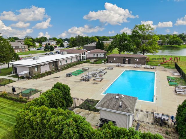5 Kingery Quarter 5-104, Willowbrook, IL 60527