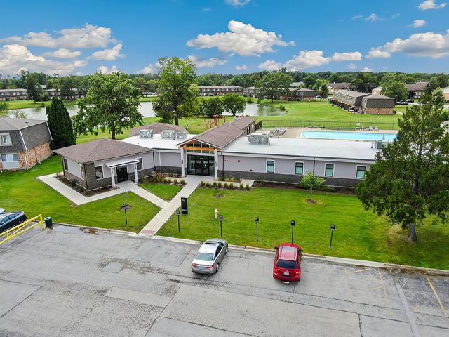 5 Kingery Quarter 5-104, Willowbrook, IL 60527