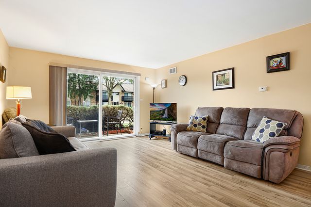 5 Kingery Quarter 5-104, Willowbrook, IL 60527