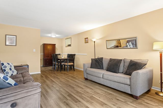 5 Kingery Quarter 5-104, Willowbrook, IL 60527