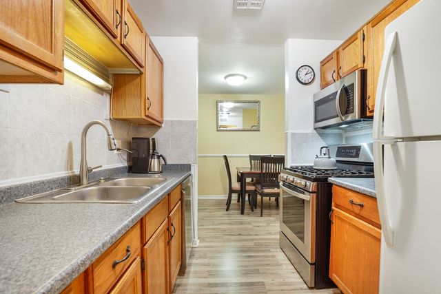 5 Kingery Quarter 5-104, Willowbrook, IL 60527