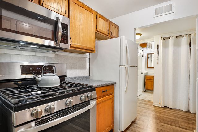 5 Kingery Quarter 5-104, Willowbrook, IL 60527