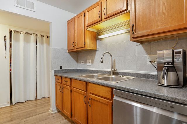 5 Kingery Quarter 5-104, Willowbrook, IL 60527
