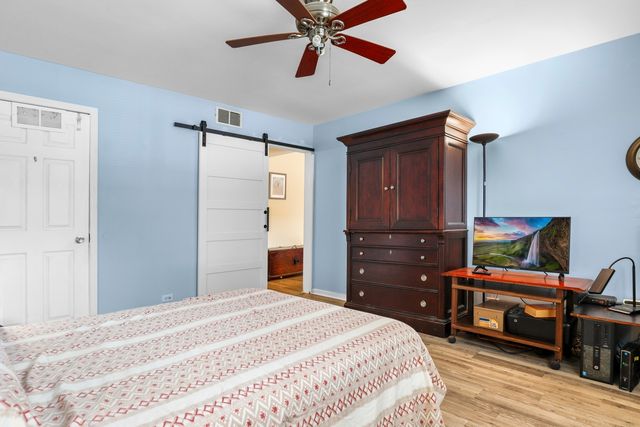 5 Kingery Quarter 5-104, Willowbrook, IL 60527