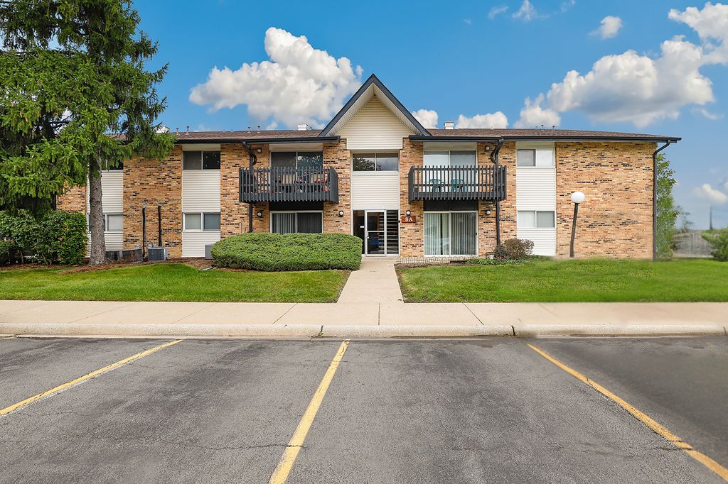 5 Kingery Quarter 5-104, Willowbrook, IL 60527