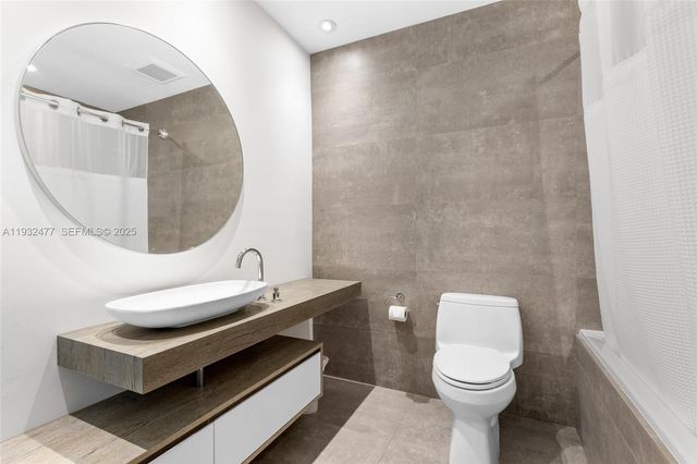 6420 Pinetree Drive Cir, Miami Beach, FL 33141