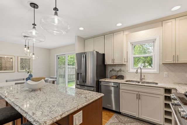 815 Jenkisson Avenue, Lake Bluff, IL 60044