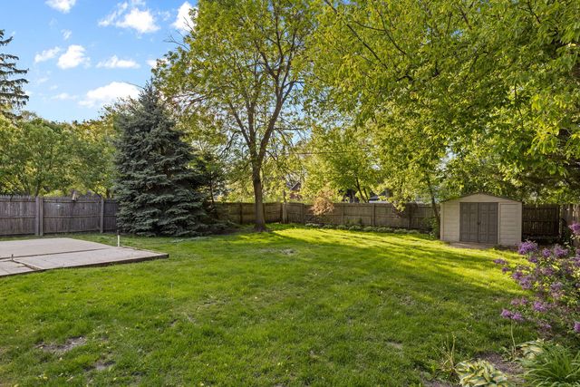 815 Jenkisson Avenue, Lake Bluff, IL 60044